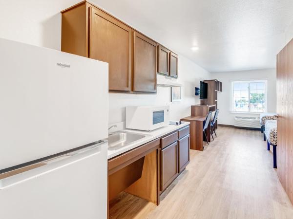 WoodSpring Suites Austin North I-35 : photo 7 de la chambre double suite with two double beds and tub - disability access/non smoking