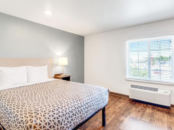 WoodSpring Suites Austin North I-35 : photo 9 de la chambre chambre lit queen-size avec douche accessible en fauteuil roulant - adaptée aux personnes à mobilité réduite - non-fumeurs