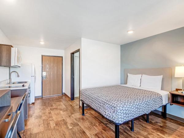 WoodSpring Suites Austin North I-35 : photo 7 de la chambre chambre lit queen-size avec douche accessible en fauteuil roulant - adaptée aux personnes à mobilité réduite - non-fumeurs