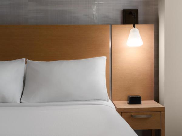 Courtyard by Marriott San Diego Gaslamp/Convention Center : photo 7 de la chambre chambre lit king-size