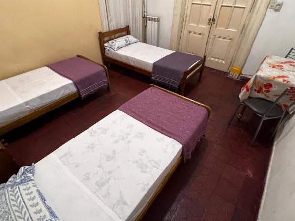 Sevilla Home Hotel : photo 2 de la chambre chambre triple avec salle de bains