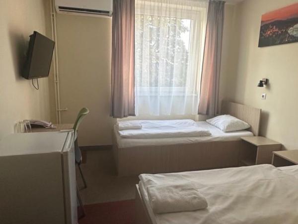 FREE PARKING, FREE BREAKFAST, only 15 minutes to City Center : photo 2 de la chambre chambre lits jumeaux - vue sur ville