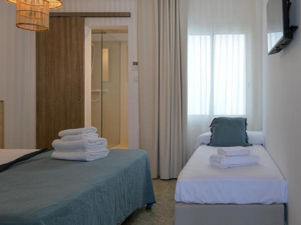 Hostal Boutique Sa Nansa : photo 1 de la chambre chambre triple – vue sur intérieur