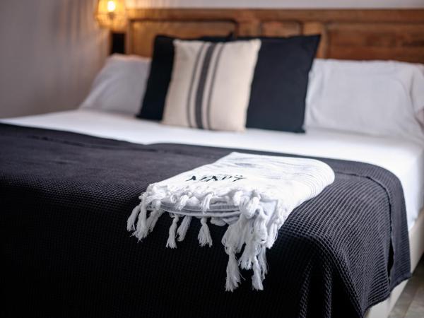 Hostal Boutique Es Menut : photo 2 de la chambre chambre double deluxe avec terrasse - vue sur mer