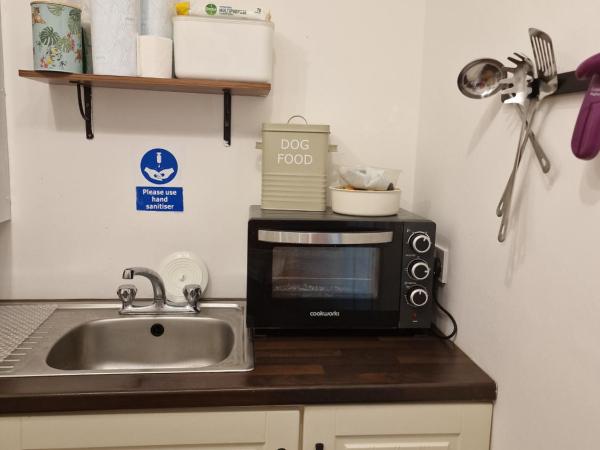 Aunty Katie's House, NI Tourist Board Certified & located on the main Oldpark Road to Belfast, with Free Continental Breakfast & Free Ultra Fast SKY internet, free SKY Sports & free SKY Cinema, Self-check in after 10pm GMT : photo 8 de la chambre chambre familiale adaptée aux personnes à mobilité réduite