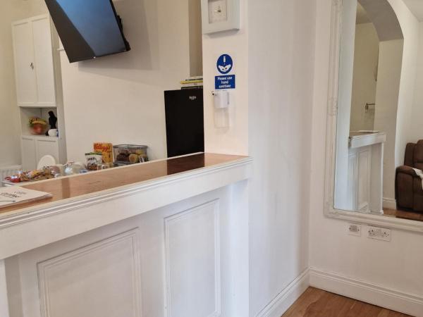 Aunty Katie's House, NI Tourist Board Certified & located on the main Oldpark Road to Belfast, with Free Continental Breakfast & Free Ultra Fast SKY internet, free SKY Sports & free SKY Cinema, Self-check in after 10pm GMT : photo 9 de la chambre chambre double standard avec salle de bains commune