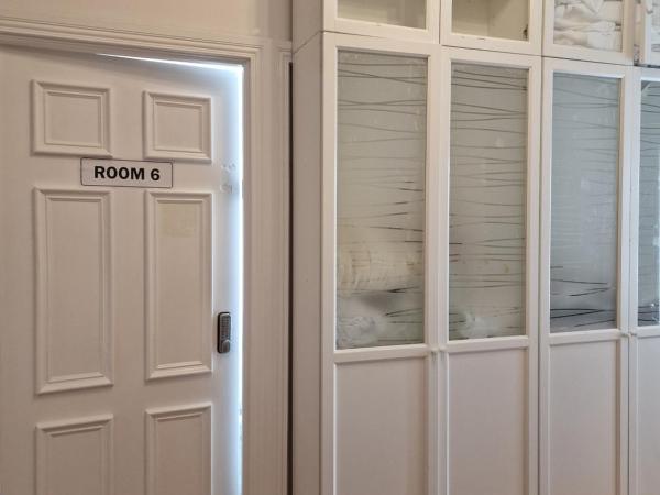 Aunty Katie's House, NI Tourist Board Certified & located on the main Oldpark Road to Belfast, with Free Continental Breakfast & Free Ultra Fast SKY internet, free SKY Sports & free SKY Cinema, Self-check in after 10pm GMT : photo 9 de la chambre chambre familiale adaptée aux personnes à mobilité réduite