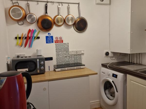 Aunty Katie's House, NI Tourist Board Certified & located on the main Oldpark Road to Belfast, with Free Continental Breakfast & Free Ultra Fast SKY internet, free SKY Sports & free SKY Cinema, Self-check in after 10pm GMT : photo 8 de la chambre chambre double standard avec salle de bains commune