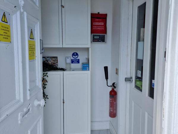 Aunty Katie's House, NI Tourist Board Certified & located on the main Oldpark Road to Belfast, with Free Continental Breakfast & Free Ultra Fast SKY internet, free SKY Sports & free SKY Cinema, Self-check in after 10pm GMT : photo 3 de la chambre chambre familiale adaptée aux personnes à mobilité réduite