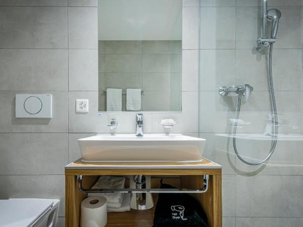 NEW OPENING 2022 - Los Lorentes Hotel Bern City : photo 4 de la chambre chambre lits jumeaux avec kitchenette - vue sur cour