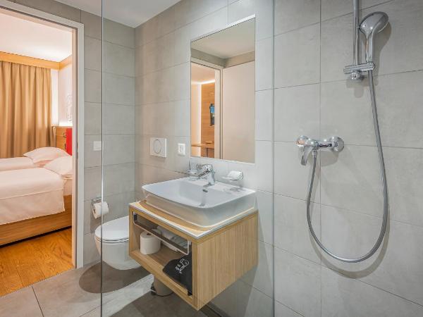 NEW OPENING 2022 - Los Lorentes Hotel Bern City : photo 9 de la chambre deux chambres doubles supérieures communicantes avec kitchenette