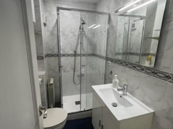 Bed VALLECAS : photo 1 de la chambre chambre double avec salle de bains commune