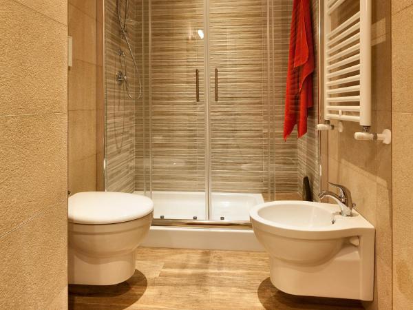 B&B Casa Rossella : photo 4 de la chambre chambre triple avec salle de bains privative