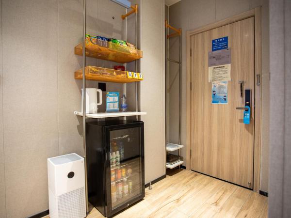 网鱼电竞酒店上海新国际博览中心店 : photo 5 de la chambre chambre simple supérieure