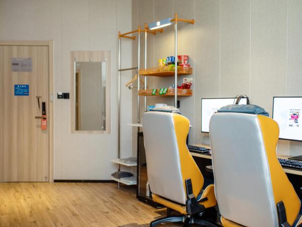 网鱼电竞酒店上海新国际博览中心店 : photo 5 de la chambre chambre triple de luxe