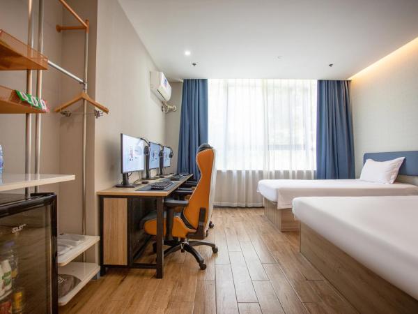 网鱼电竞酒店上海新国际博览中心店 : photo 3 de la chambre chambre triple de luxe