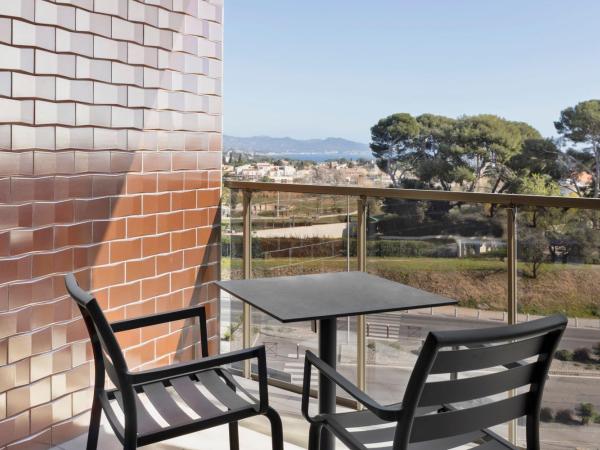 Moxy La Ciotat : photo 6 de la chambre chambre lit queen-size moxy sleeper avec balcon