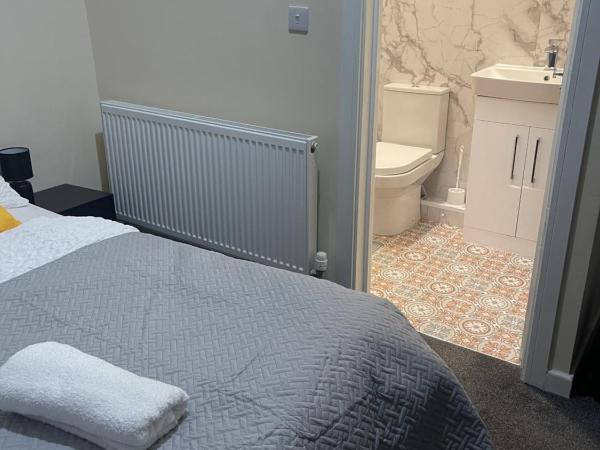 Best living Apartment : photo 1 de la chambre chambre double avec salle de bains privative