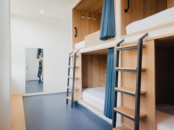 吃山02救赎青年旅店 : photo 2 de la chambre lit dans dortoir pour hommes de 4 lits