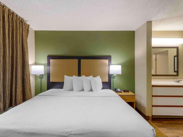Extended Stay America Select Suites - Orlando - Southpark - Equity Row : photo 2 de la chambre studio de luxe avec 1 lit king-size - non-fumeurs