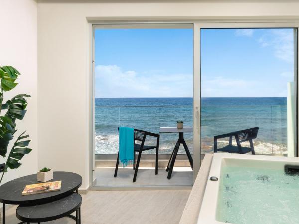 Elia Sea Suites : photo 8 de la chambre junior seafront suite with balcony