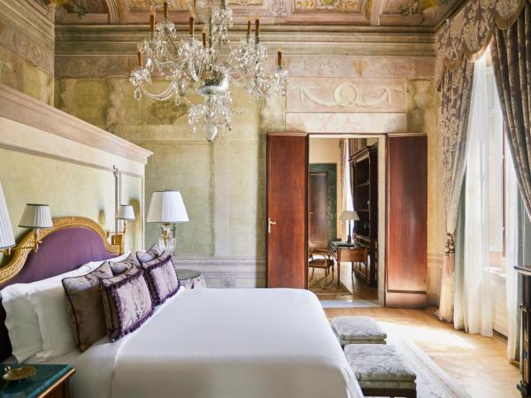 Four Seasons Hotel Firenze : photo 1 de la chambre suite exécutive avec fresques et lit king-size