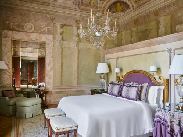 Four Seasons Hotel Firenze : photo 4 de la chambre suite exécutive avec fresques et lit king-size
