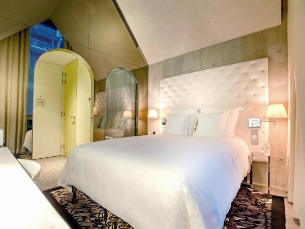 M Social Singapore : photo 3 de la chambre hébergement lit queen-size premier avec alcôve