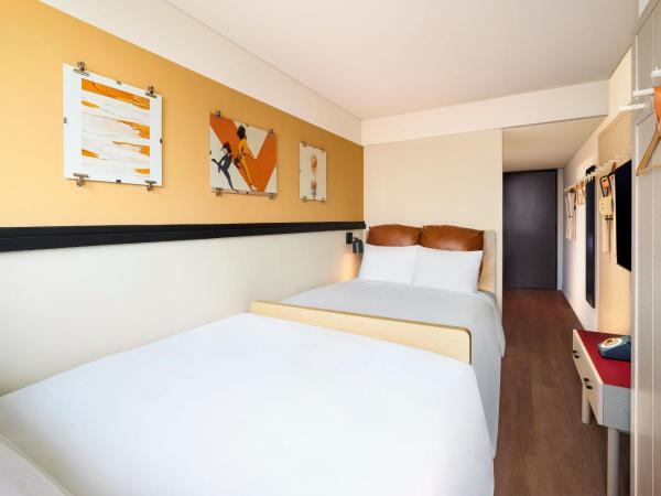 Moxy Seoul Myeongdong : photo 3 de la chambre chambre avec 2 lits queen-size - vue sur ville