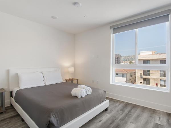 Beverly Hills 2BD 2BA with Free Parking : photo 1 de la chambre chambre double avec balcon