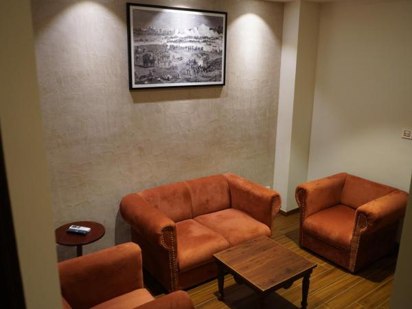 Nalapad's Hotel Bangalore International : photo 4 de la chambre suite lit king-size