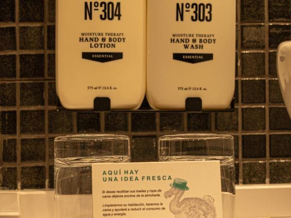 Hotel Indigo Madrid - Gran Via, an IHG Hotel : photo 8 de la chambre chambre lit king-size standard - accessible aux personnes à mobilité réduite