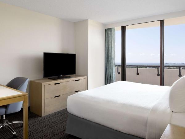 Embassy Suites by Hilton Tampa Airport Westshore : photo 4 de la chambre chambre king avec vue sur la baie - non-fumeurs