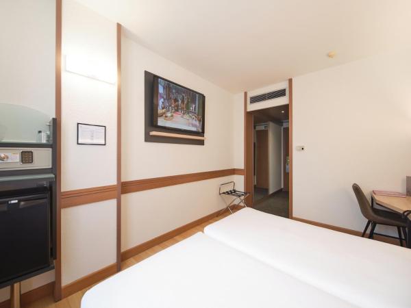 Hotel Albret : photo 9 de la chambre chambre double ou lits jumeaux - accessible aux personnes à mobilité réduite