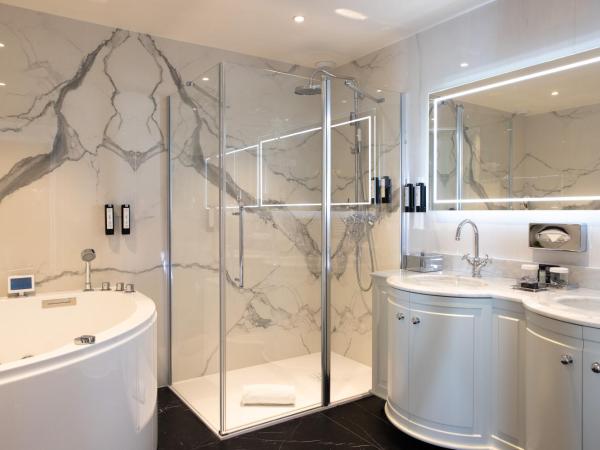 Hotel Le Negresco : photo 8 de la chambre suite de luxe - vue sur mer - parking gratuit