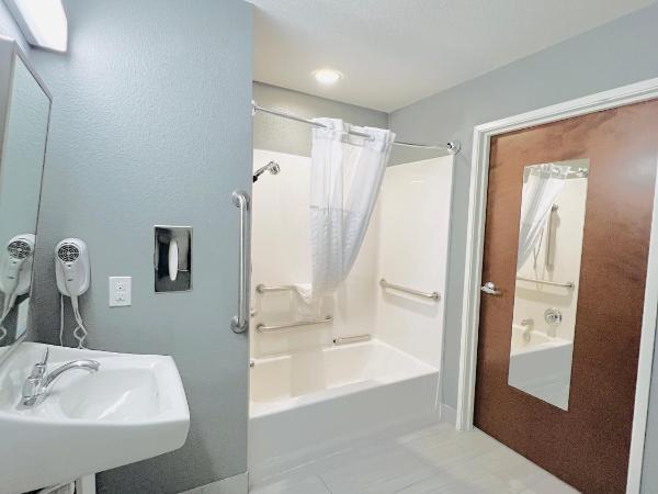 Microtel Inn & Suites by Wyndham Austin Airport : photo 4 de la chambre 2 queen beds, mobility/hearing accessible room, bathtub w/ grab bars non-smoking