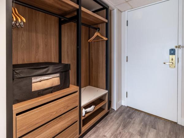 Atrium Hotel Vancouver : photo 5 de la chambre chambre standard avec 2 lits queen-size