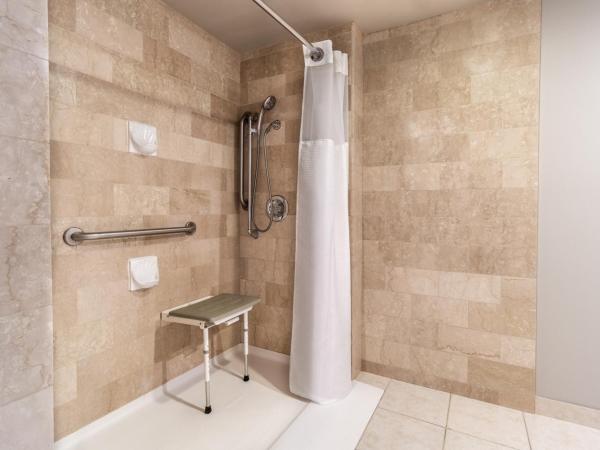 Atrium Hotel Vancouver : photo 10 de la chambre chambre double avec 2 lits doubles - accessible aux personnes à mobilité réduite