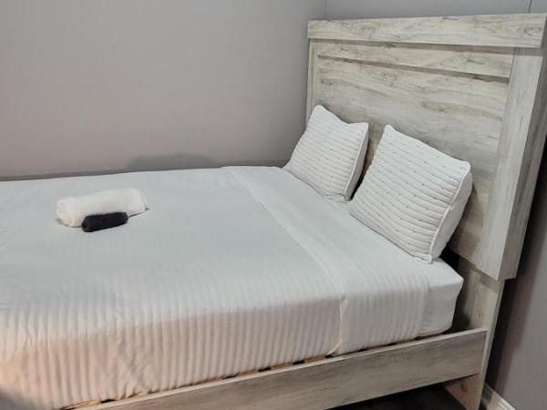 Chicago Avenue Inn : photo 4 de la chambre chambre lit queen-size avec salle de bains commune