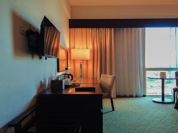 Pan Borneo Hotel Kota Kinabalu : photo 5 de la chambre city view /mountain view room