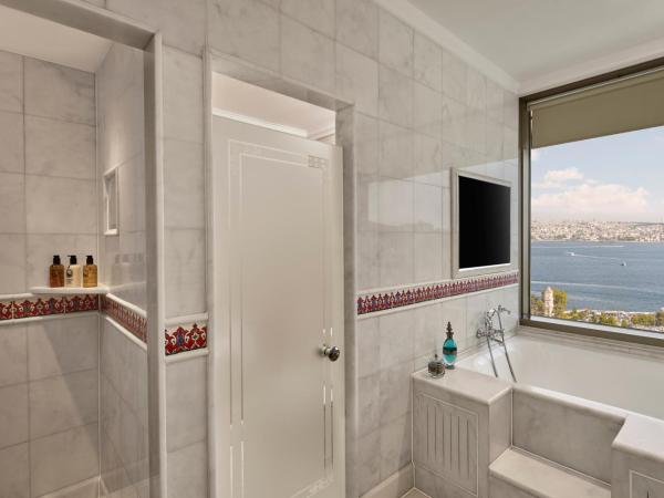 The Ritz-Carlton, Istanbul at the Bosphorus : photo 7 de la chambre suite lit king-size présidentielle avec terrasse et bain à remous - vue sur le bosphore, accès au club lounge
