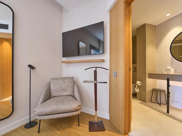 Catalonia Eixample 1864 : photo 8 de la chambre chambre double de luxe avec piscine privative.