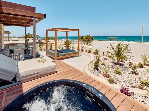 Paralos Kosta Alímia : photo 1 de la chambre hébergement double retraite avec baignoire d'hydromassage - vue directe sur mer