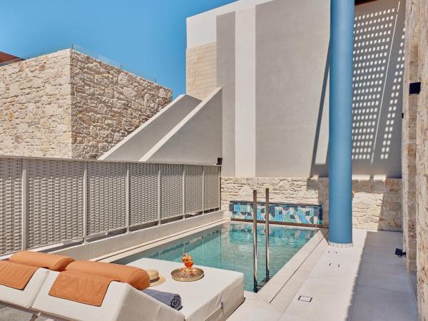 Paralos Kosta Alímia : photo 1 de la chambre chambre double avec piscine privée