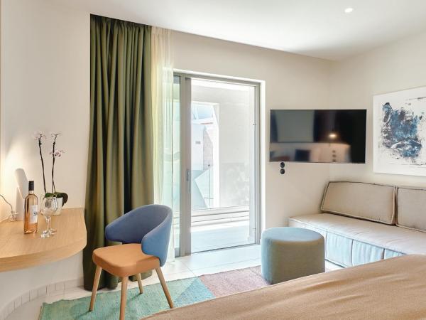 Paralos Kosta Alímia : photo 4 de la chambre suite junior - vue sur jardin