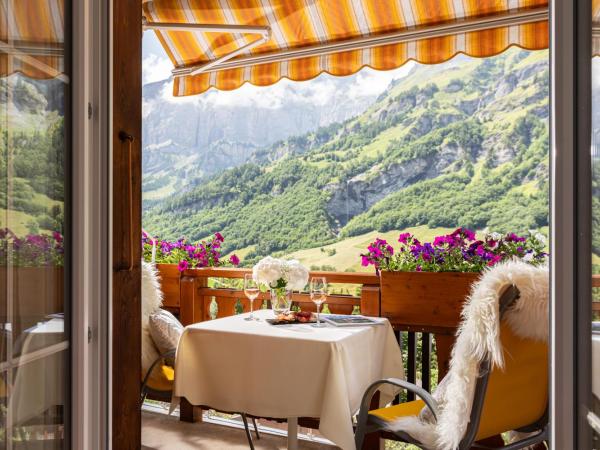 Hotel Restaurant Waldhaus : photo 2 de la chambre chambre double supérieure avec balcon et vue sur la montagne