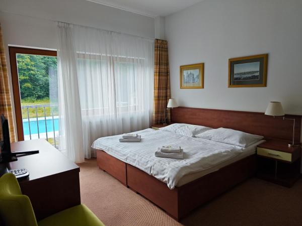 Geyserpark Village : photo 1 de la chambre chambre double ou lits jumeaux - vue sur piscine