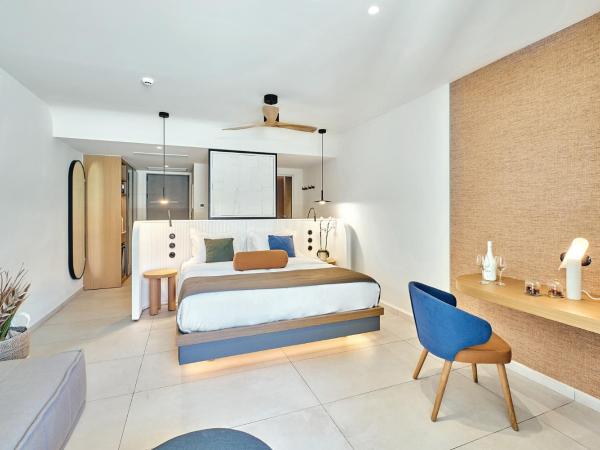 Paralos Kosta Alímia : photo 3 de la chambre suite junior - accès direct à la piscine