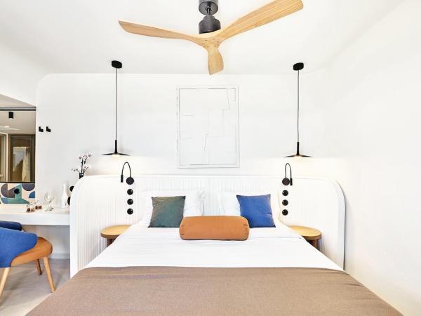 Paralos Kosta Alímia : photo 3 de la chambre hébergement double sur toit - baignoire d’hydromassage