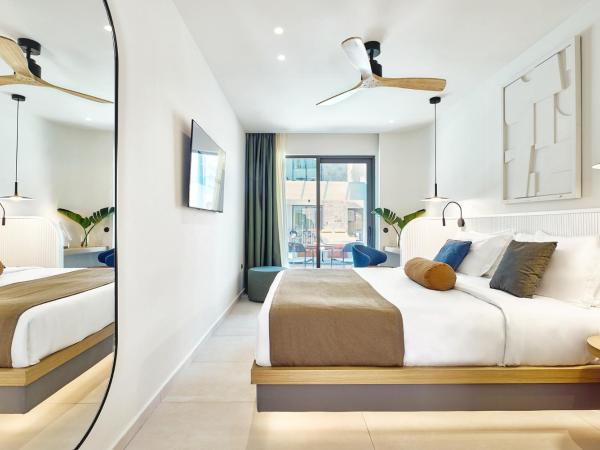 Paralos Kosta Alímia : photo 3 de la chambre chambre double avec accès direct à la piscine - vue latérale sur mer